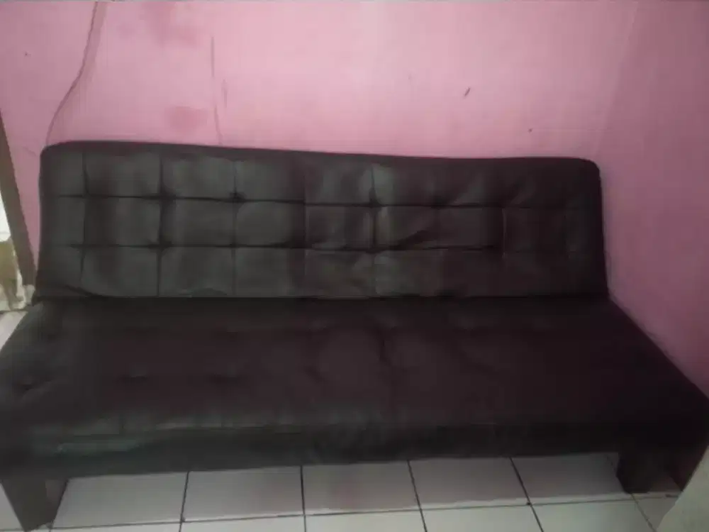 Sofabed warna hitam
