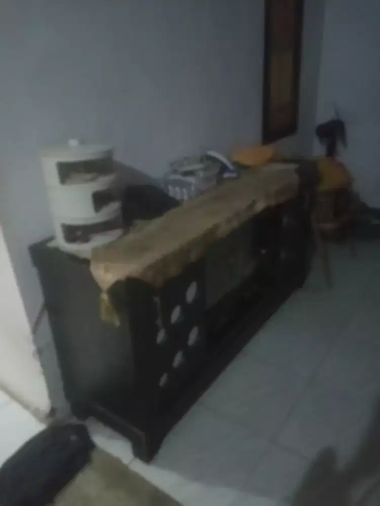 Lemari bipet berikut isinya kristal dan piring2 keramik dan gelas