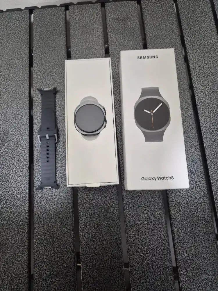Samsung galaxy watch 8 40mm graphite sein like new