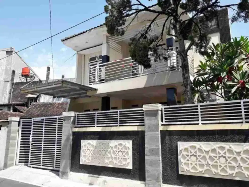 Rumah Bagus 2Lt Luas 186m Dekat GOR Manahan
