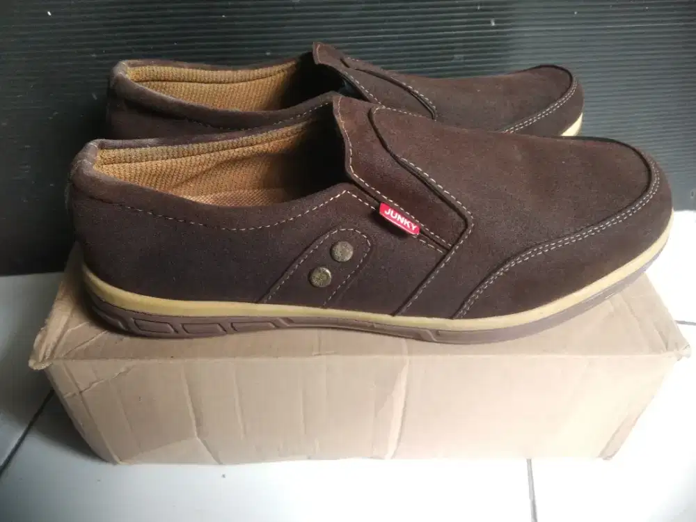 Sepatu cats JUNKY kulit beludru dari beli baru blm pernah dipake
no 41