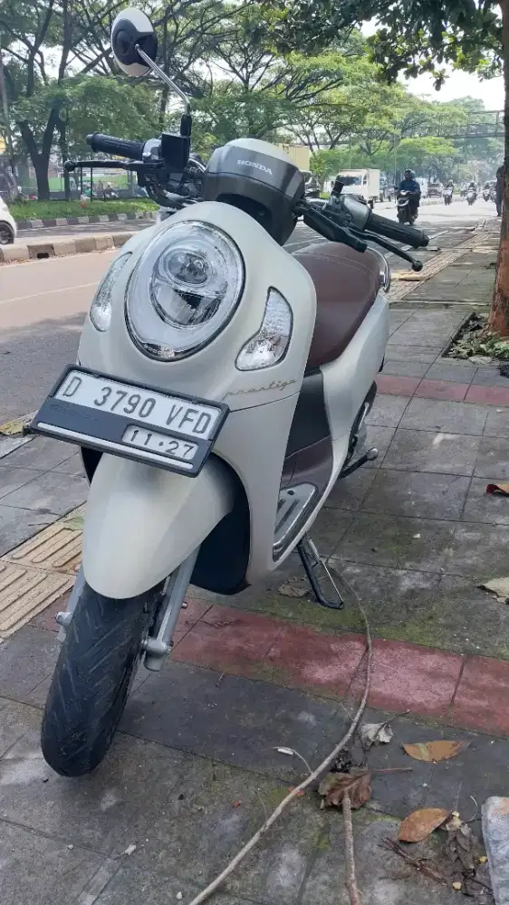 Jual Istimewa  Scoopy prestige putih DOF 2023/2022