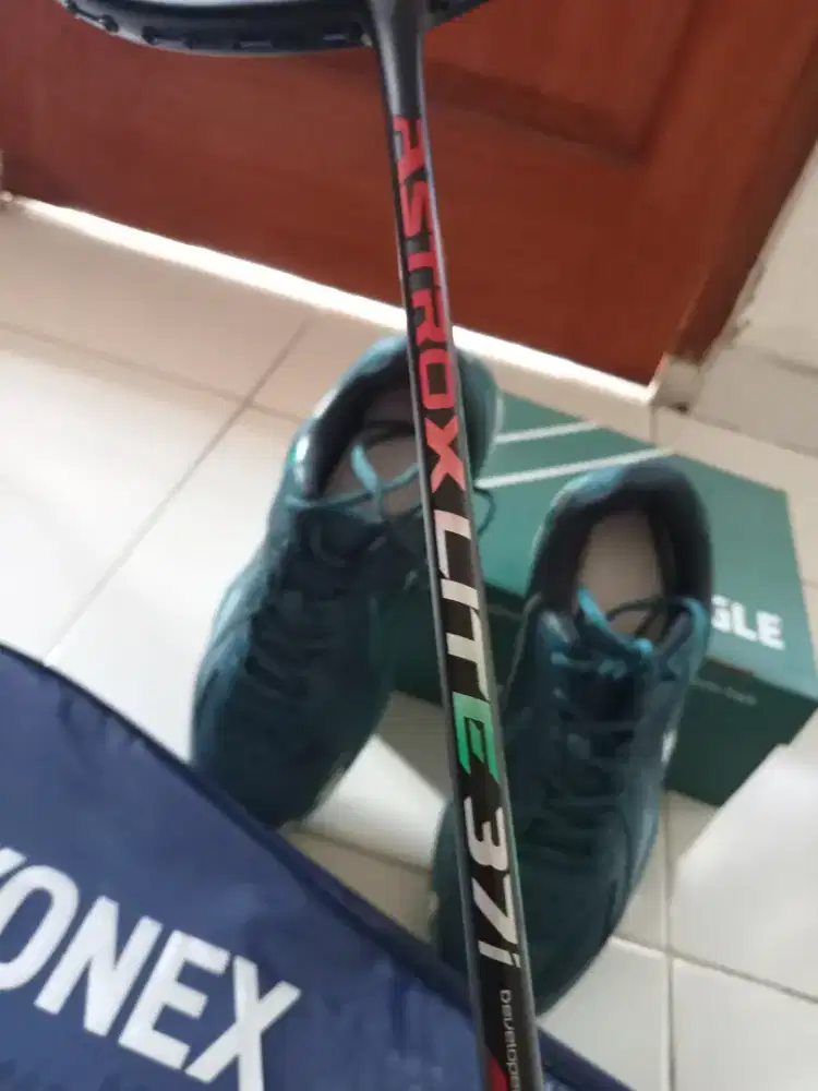 Di jual sepatu dan raket