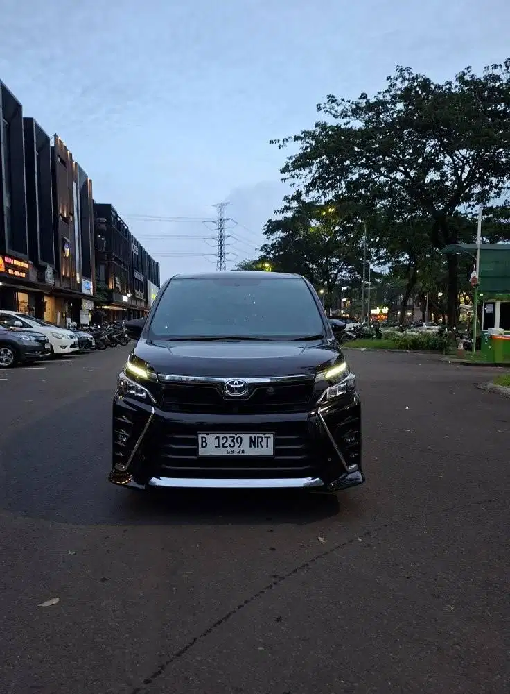 Toyota Voxy 2.0 Automatic 2018