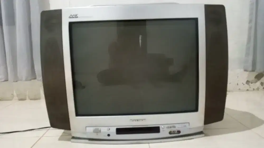 Tv Polytron 21 inci masih mulus siap pakai