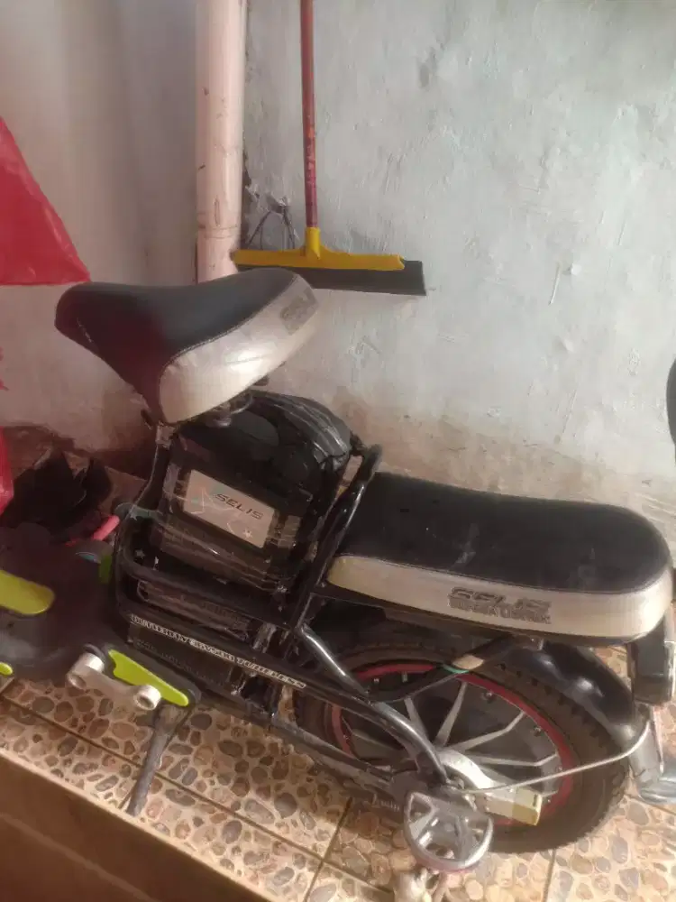 Sepeda listrik merk SELIS dijual