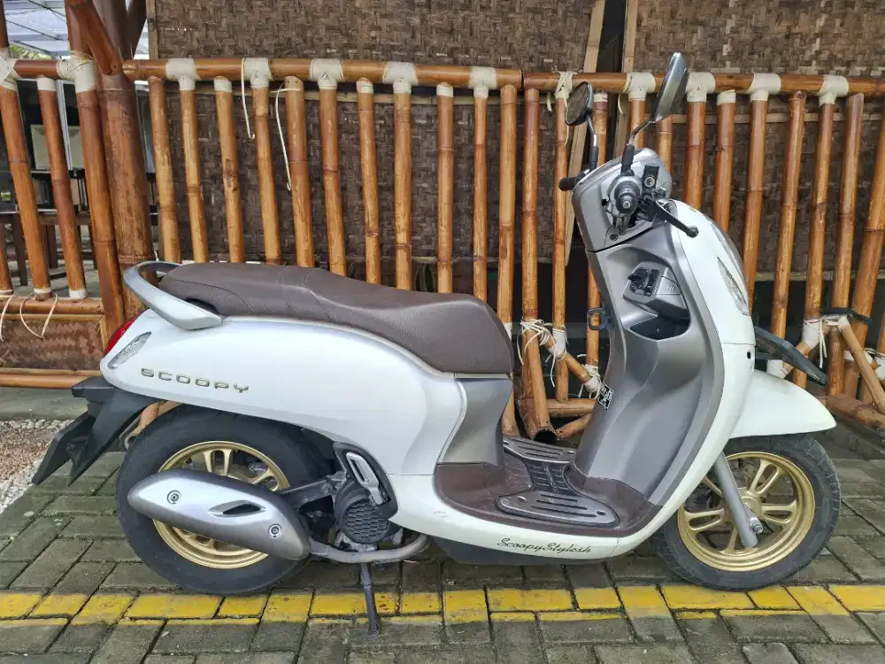 Scoopy putih th 2021