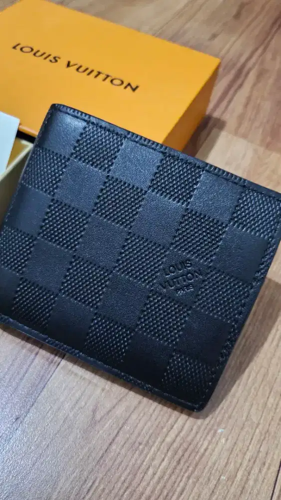 Dompet LV pria kondisi seperti baru