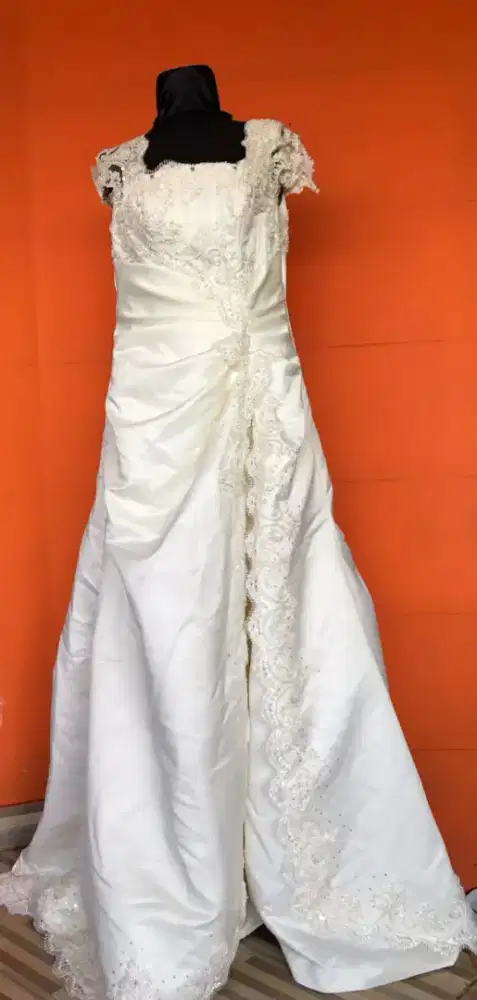 Gaun Pengantin Eks Bridal