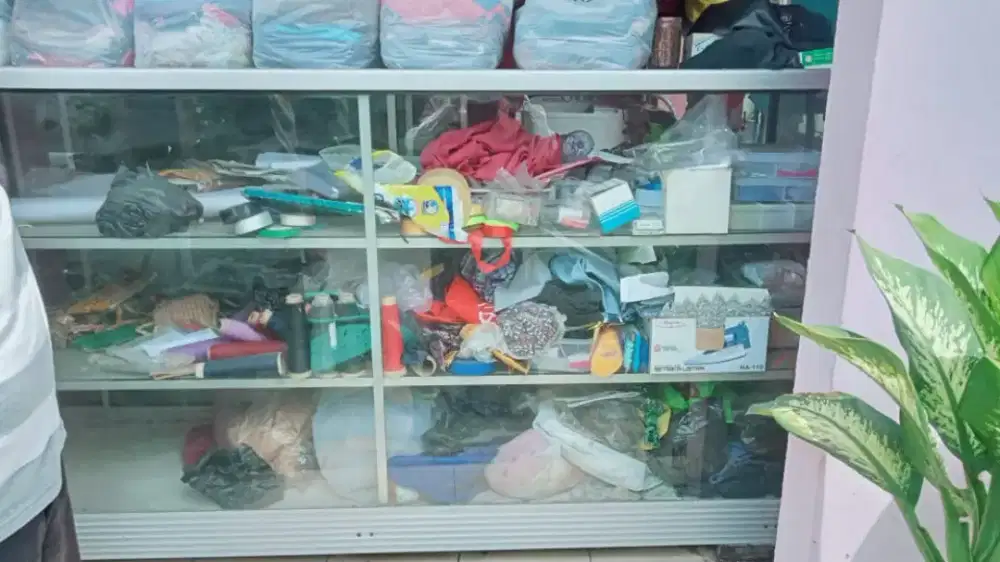 Etalase bekas tempat kain kain jahit