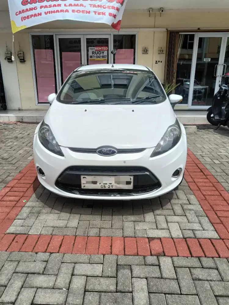 Jual cepat ford fiesta trend matic warna putih