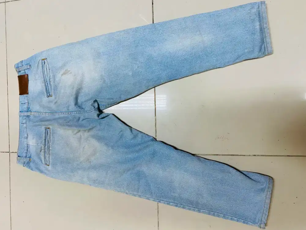 jeans biru muda