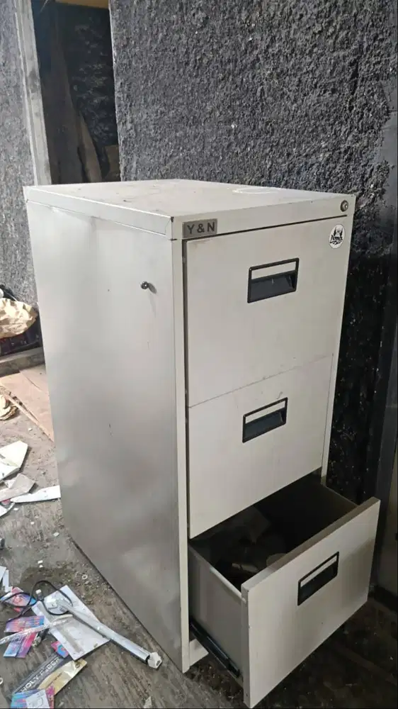 DIJUAL LEMARI BESI MURAH