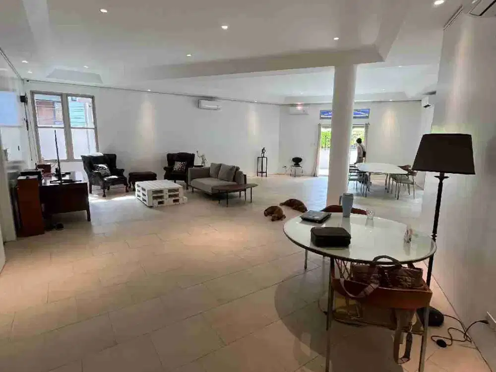 Disewakan Rumah 4 lantai di widya Chandra Senayan SCBD
Luas Tanah: 400 m²
Luas Bangunan: ±800 m²
Jumlah Lantai: 4 lantai + rooftop
Kamar Tidur: 5
Kamar Mandi: 5 (semua baru renov)
Dapur: 2 (main kitchen & service kitchen)
Ruang Kerja: 2
Living Room: Besar