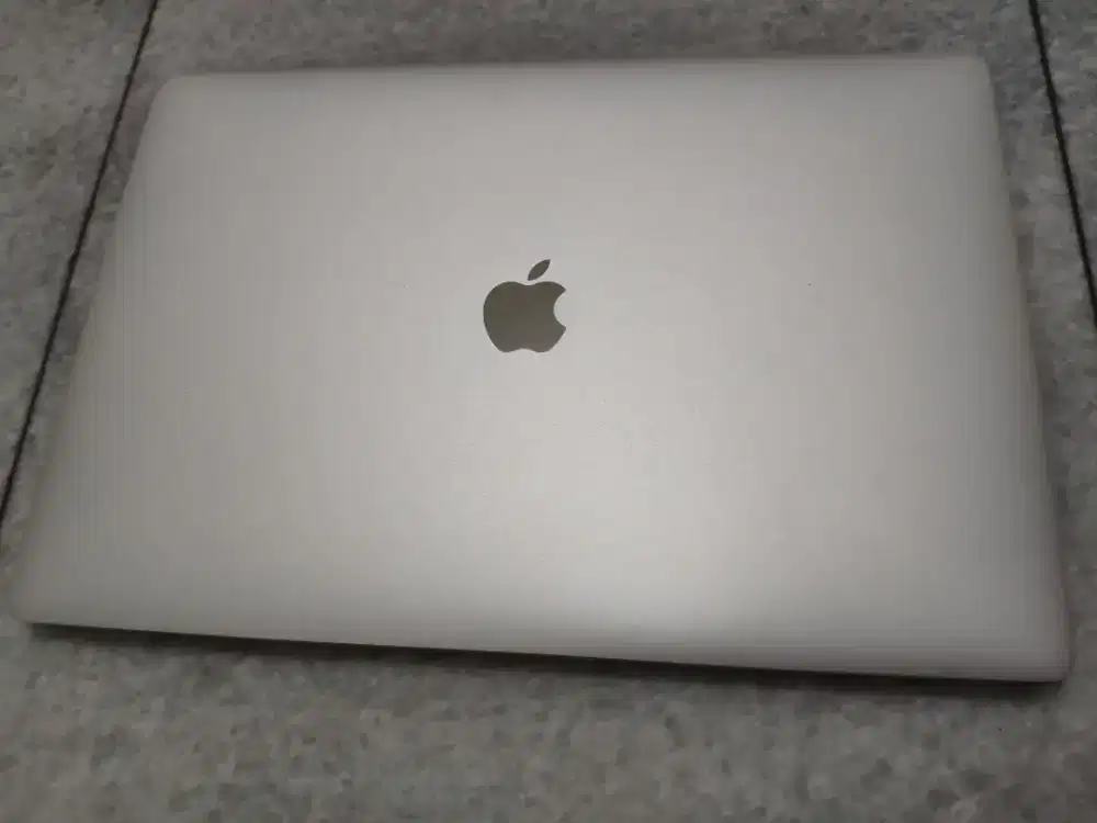 Macbook Pro 15 Inch 2016 Core i7 RAM 16 SSD 256 Dual VGA Touchbar