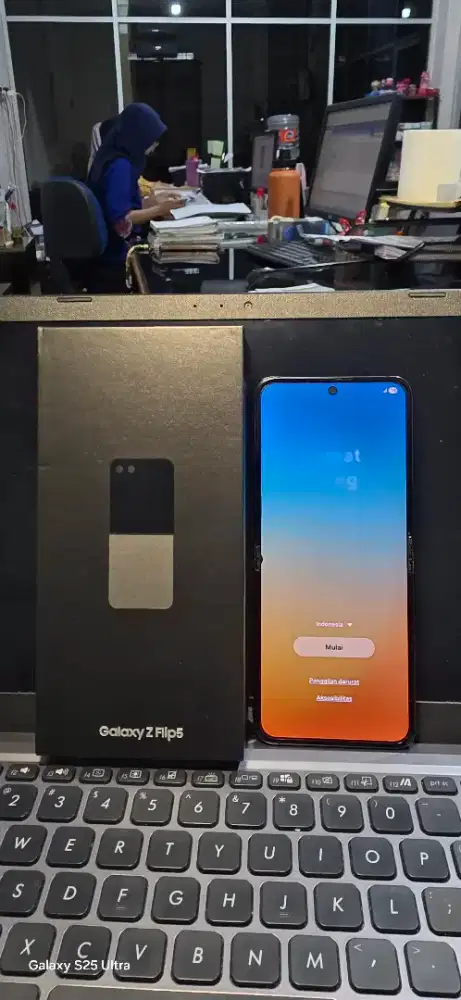 HP SAMSUNG GALAXY Z FLIP5 LIKE NEW BEKAS EKS GARANSI RESMI SEIN ORI