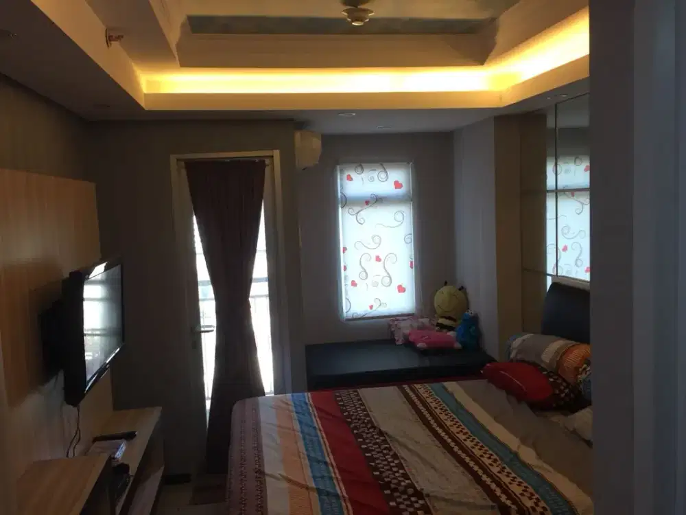 ready apartemen green lake sunter,studio furnished,lantai tengah,view danau,hadap timur,Ac dan waterheater