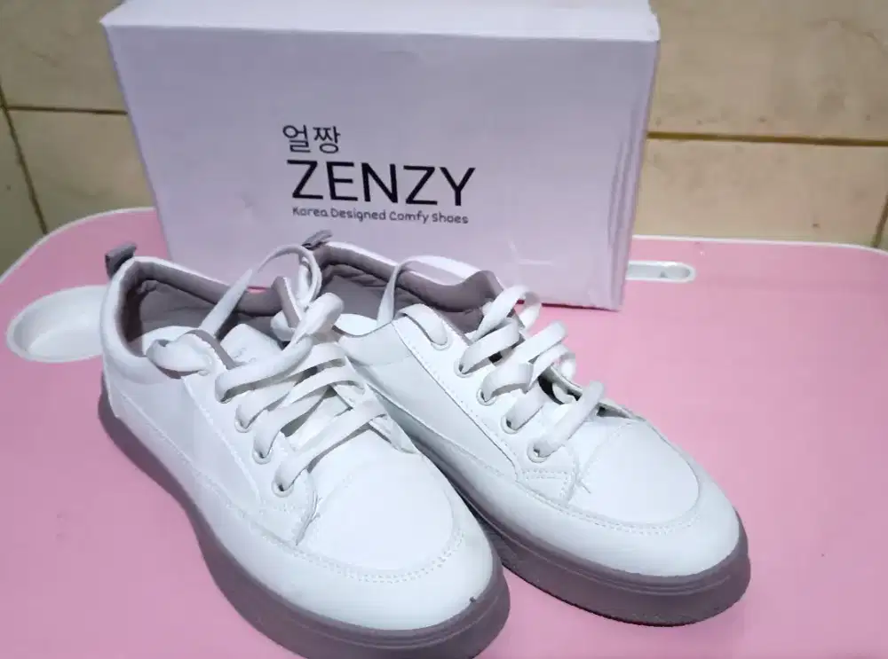 Sepatu wanita putih ungu