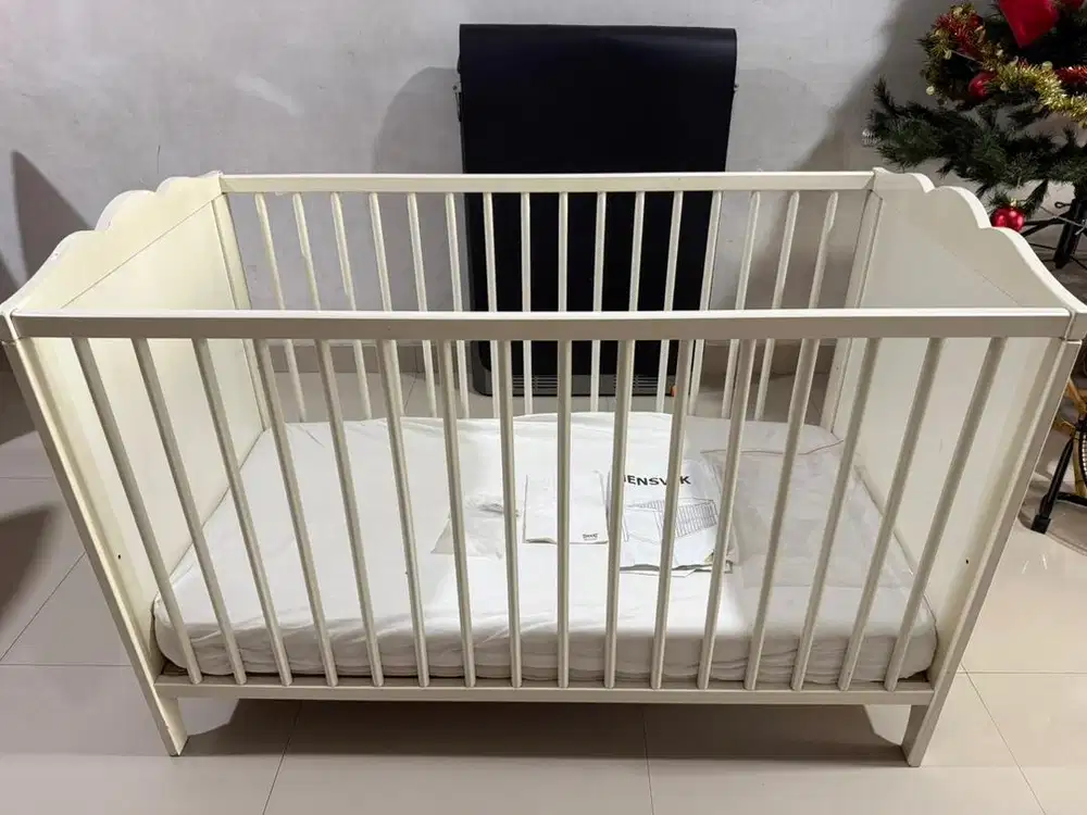 Ranjang boks bayi IKEA