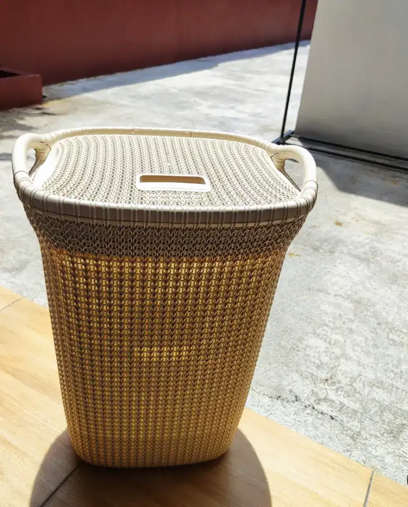 Keranjang baju kotor atau bersih