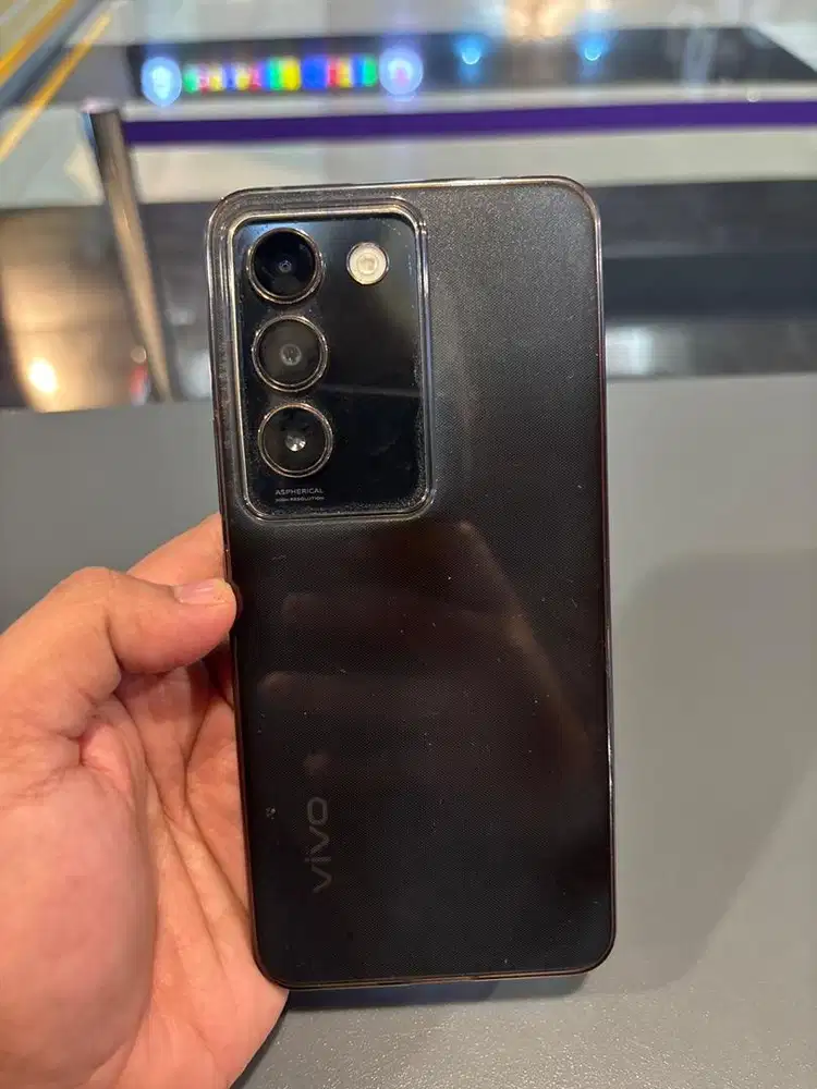 Vivo y 100 tangan pertama