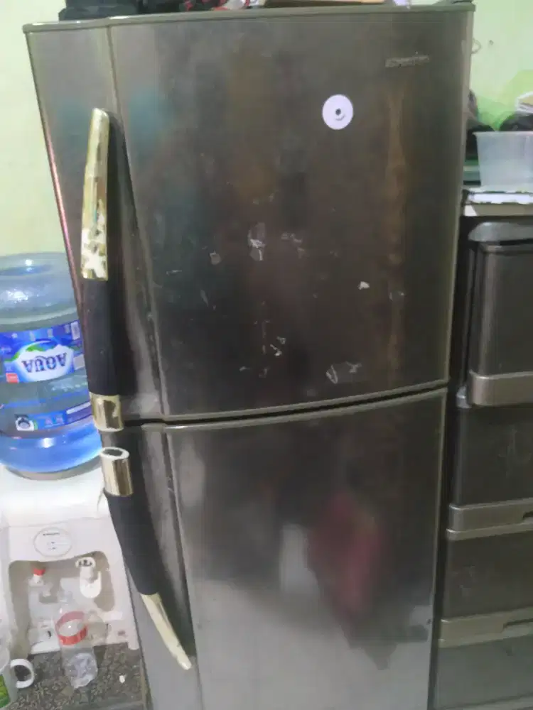 Kulkas merk Sharp bekas 2 pintu