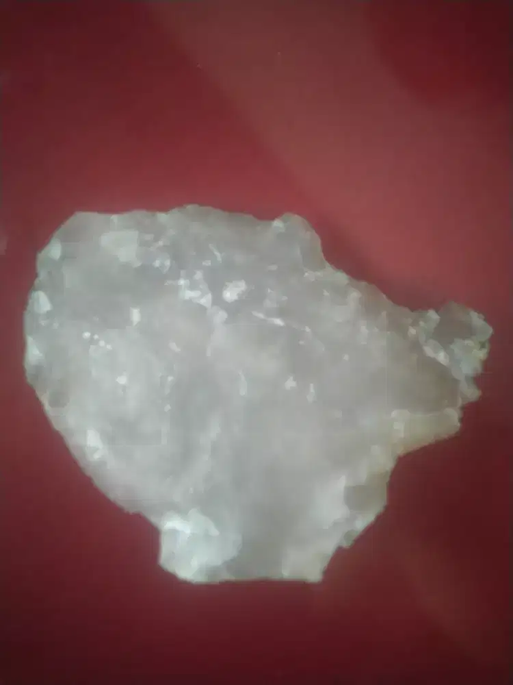 Batu keras menggores kaca