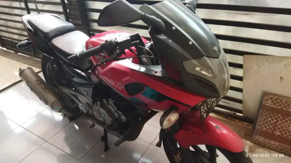 Bajaj Pulsar 220 tahun 2012 Merah