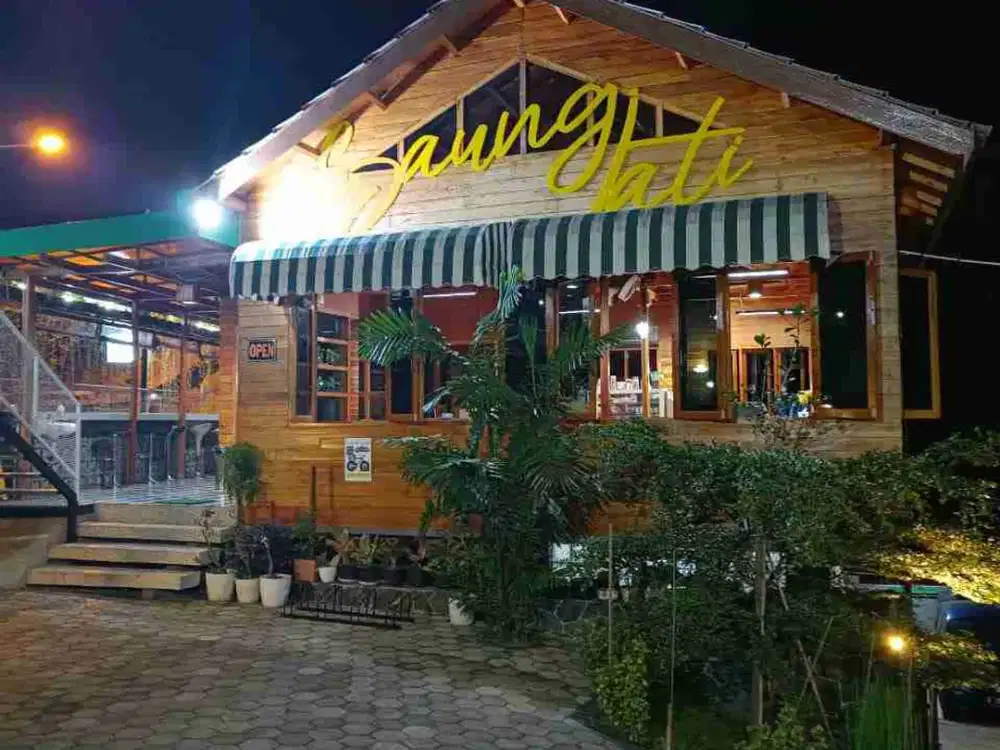 kafe resto dan guest house masih aktif dan ramai pengunjung di Cileunyi