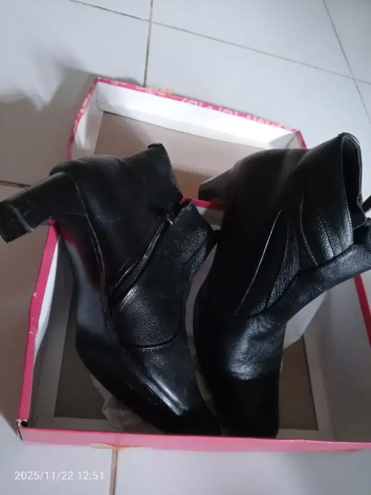 Sepatu Boots Resleting hitam bahan kulit jual cepat