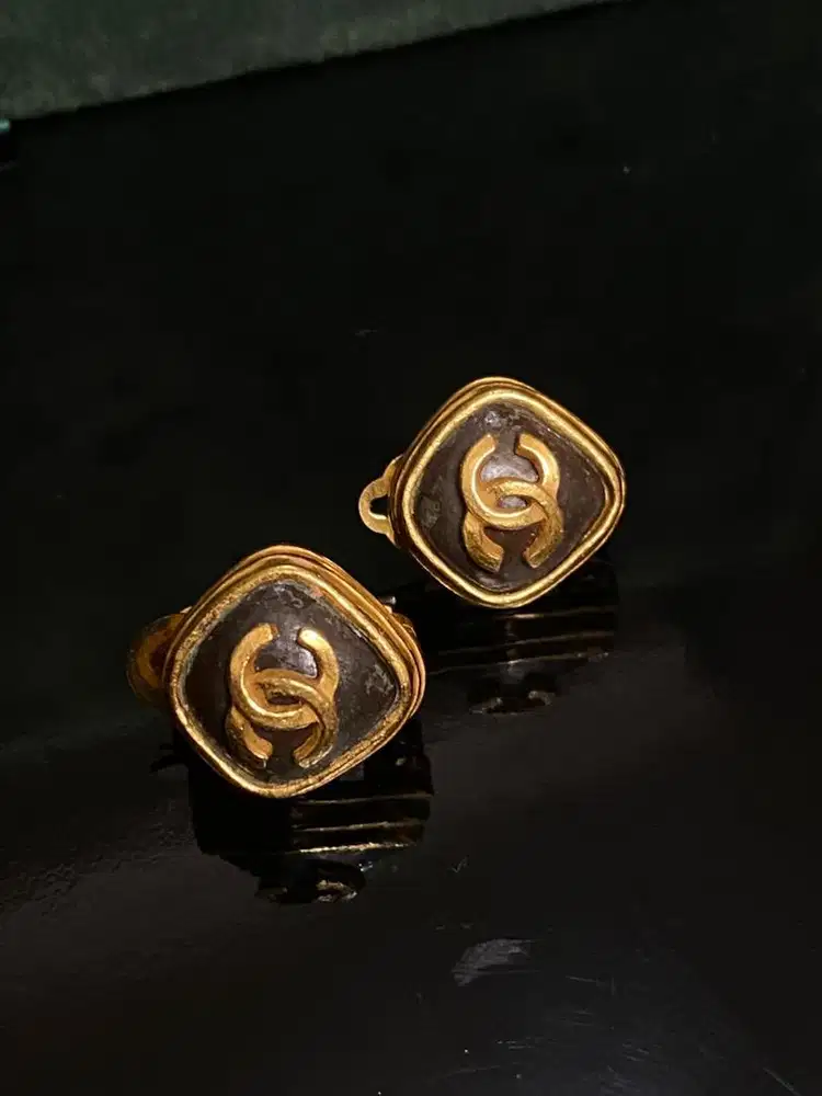 Chanel Vintage Gold Clip Earrings Golden ( kondisi sesuai gambar )