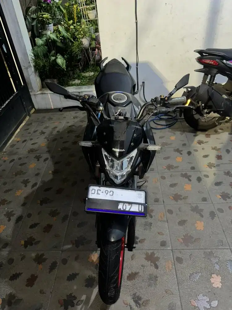 Honda cb150r streetfighter tahun 2020, km rendah