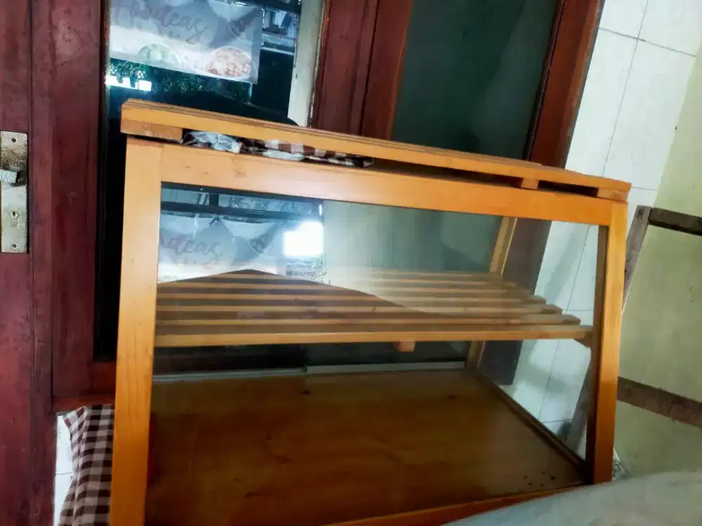 etalase kayu kaca
