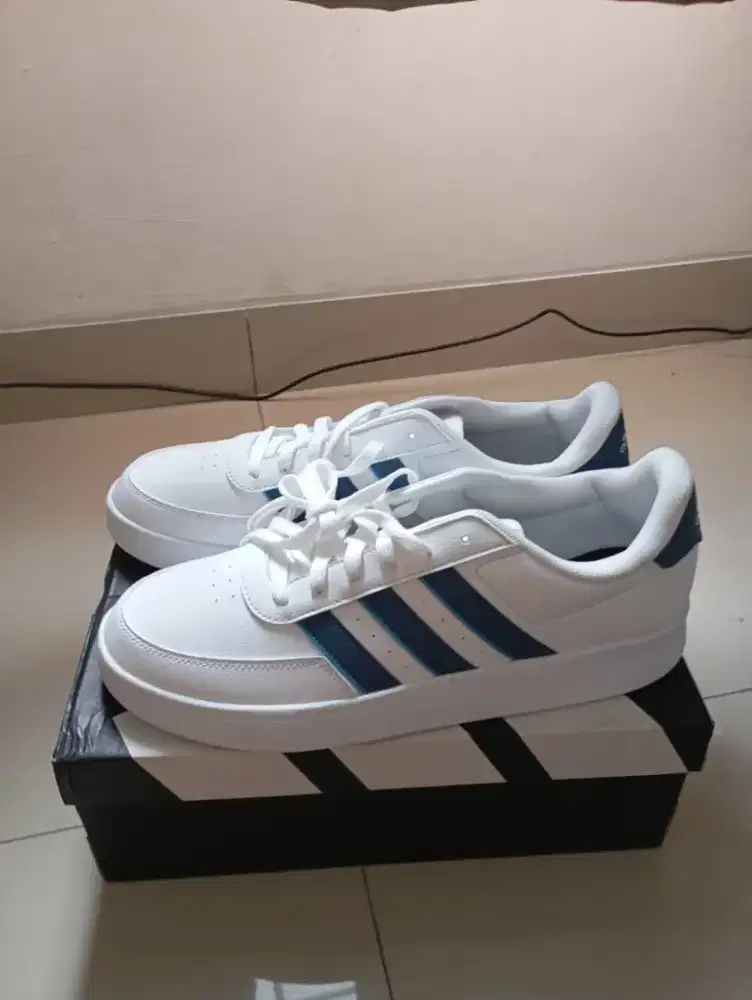 Sepatu Adidas Masih Baru (Size 46)