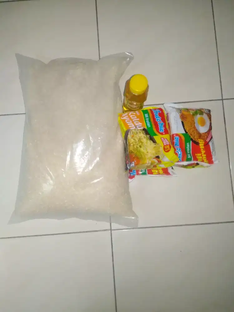 Paket beras 5kg, indomie, minyak