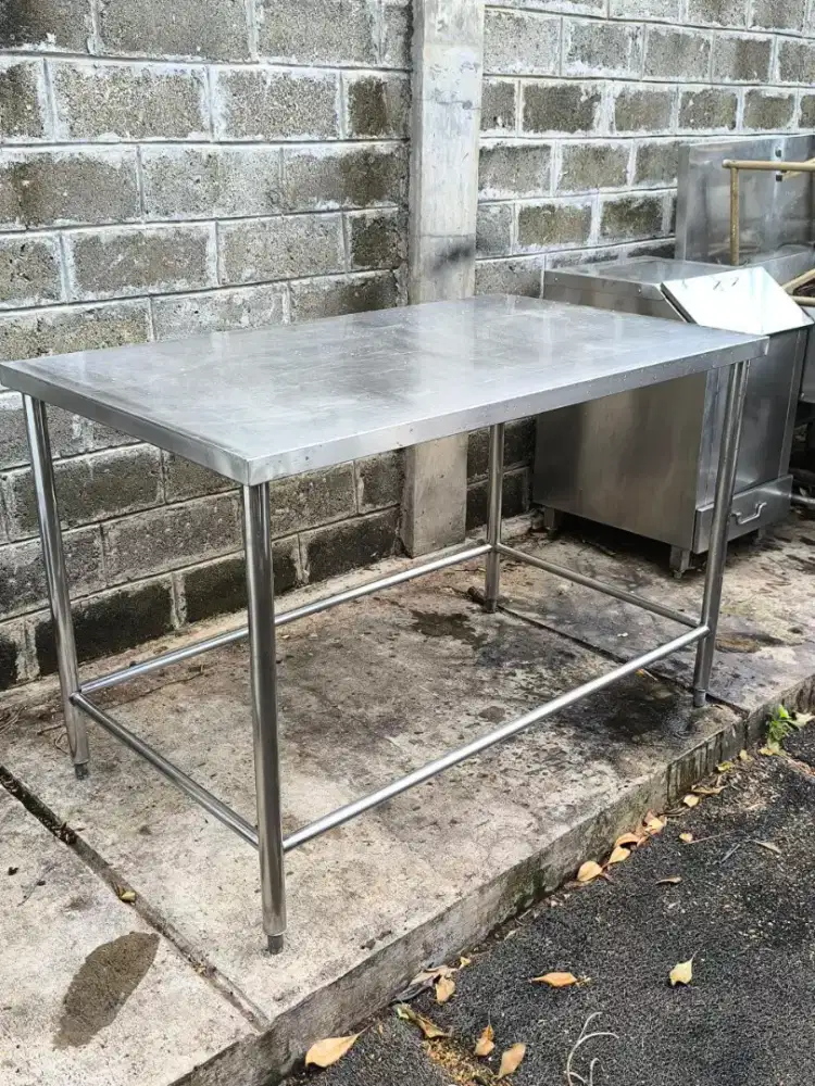 Meja 1 susun uk 130×75×86 

Note:ada bekas karat seperti difoto