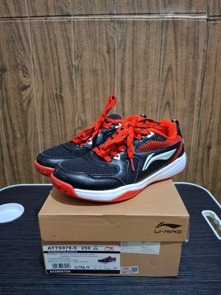 Sepatu badminton lining original
