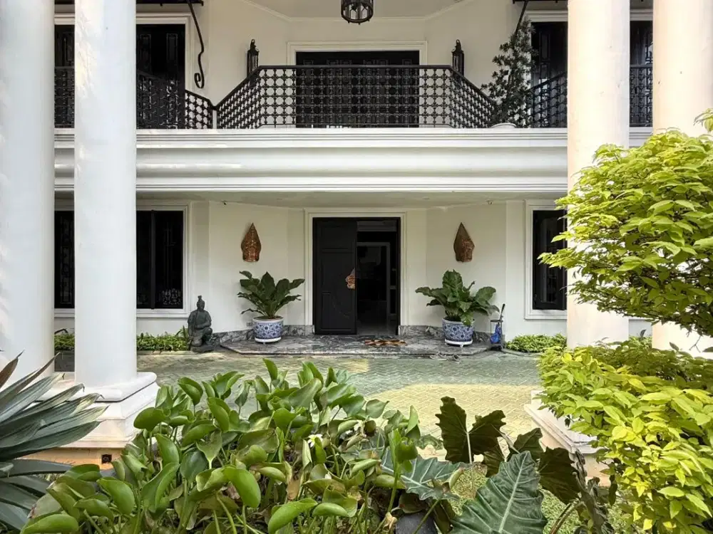 Dijual Rumah Lux Siap Huni, Fully Furnished Dengan Taman Asri dan Kolam Renang Besar, di Area Kemang Ampera