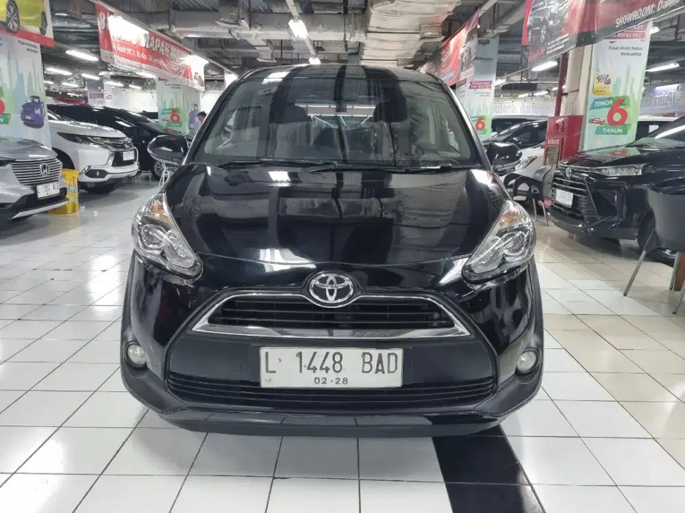 Toyota SIENTA 1.5 V a/t 2017 hitam