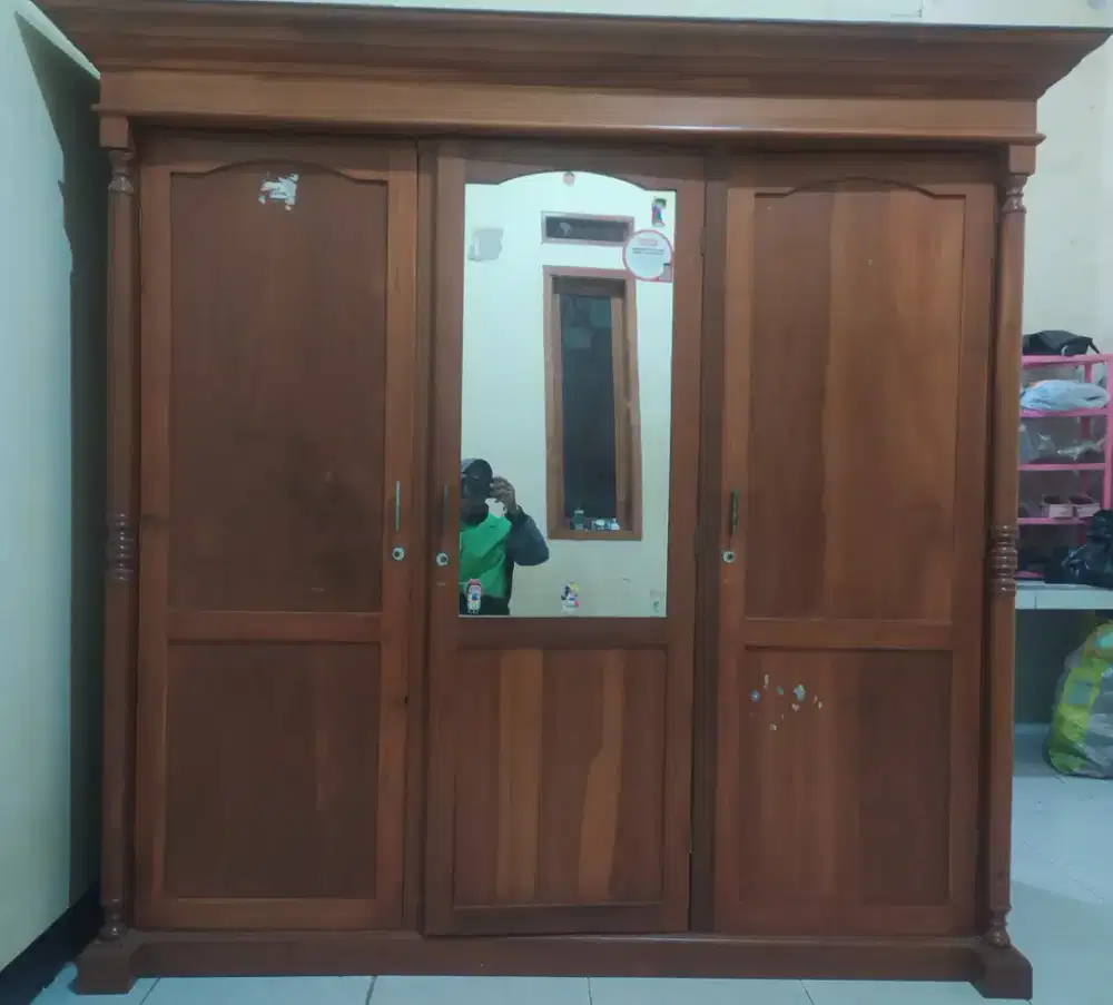 Lemari pakaian bahan kayu