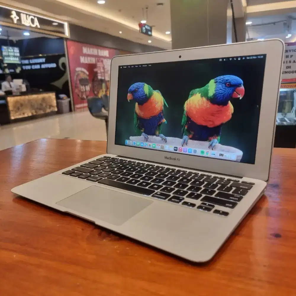 Macbook Air 11 inch , early 2015