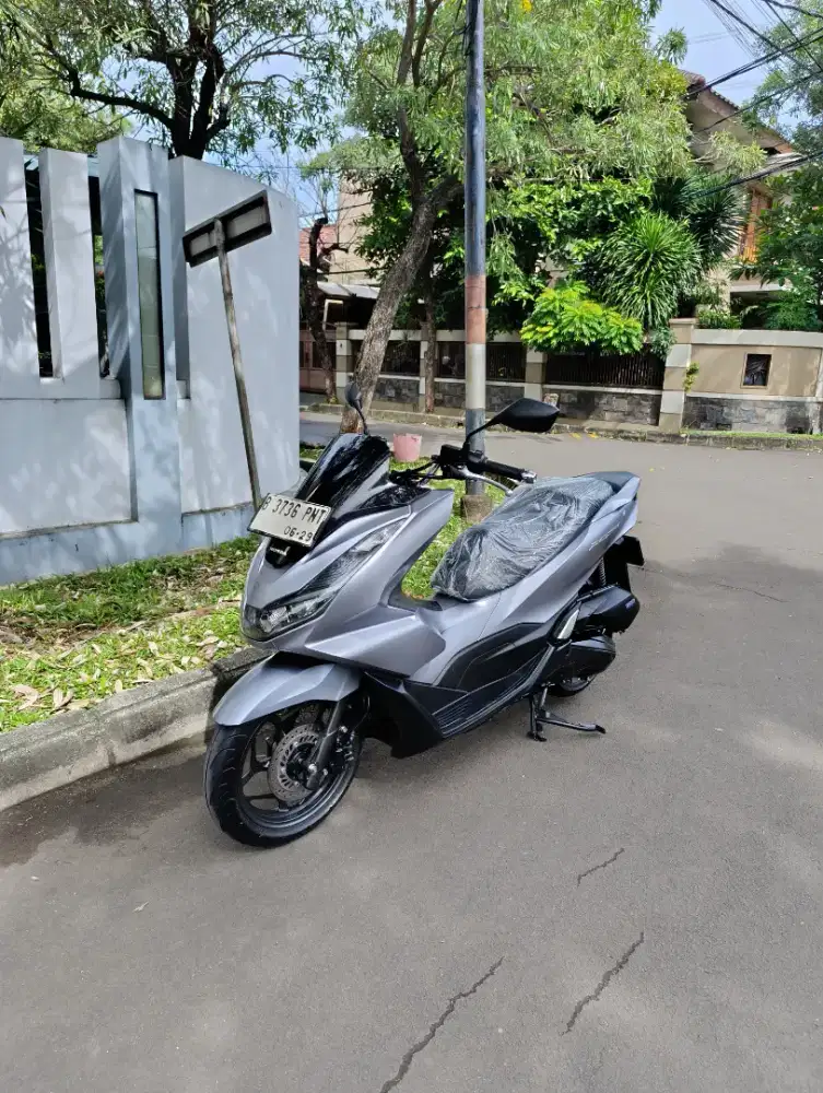 Honda PCX tahun 2024 Silver Edition