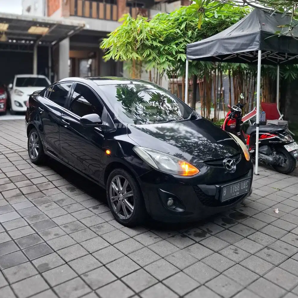 MAZDA 2 1.5L SEDAN R AT 2011 HITAM METALIK