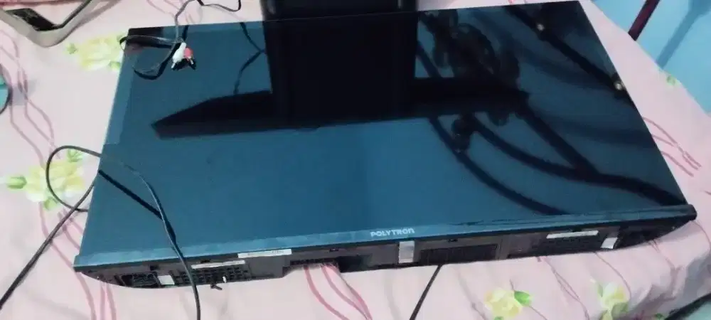 Polytron 32 + sound bar dan bass