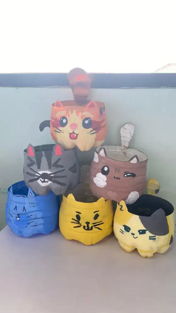 Pot Bunga Karakter Kucing dari Galon Bekas