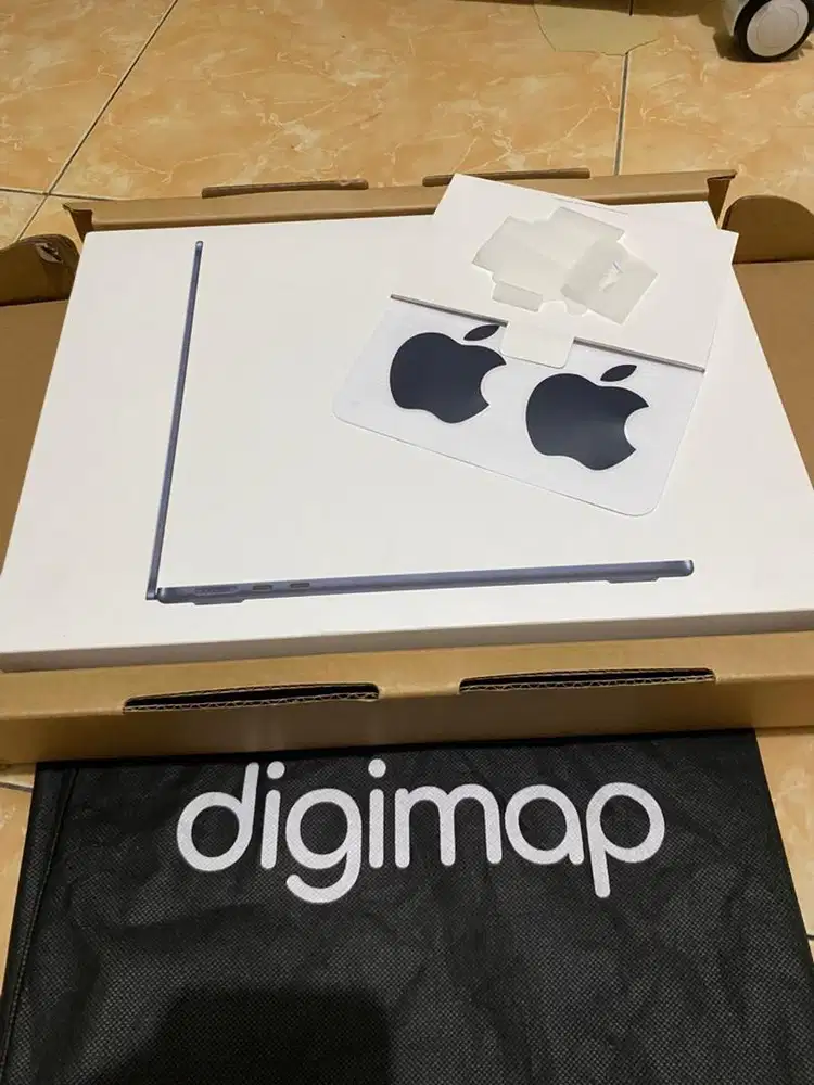 Macbook air M2 8/256 Mid