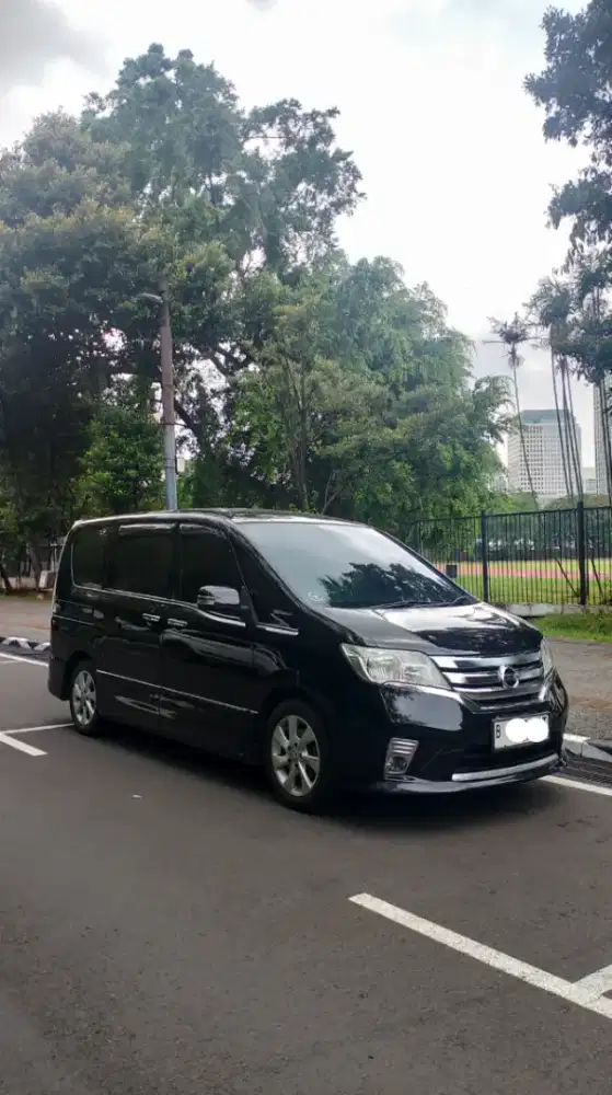 Dijual Nissan Serena 2.0 HWS 2013 AT Hitam Jakarta
