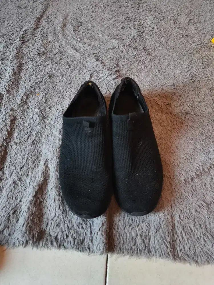 Sepatu second skechers size 43