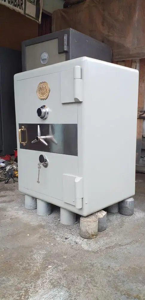 BRANKAS EX TOKO PERHIASAN/EMAS