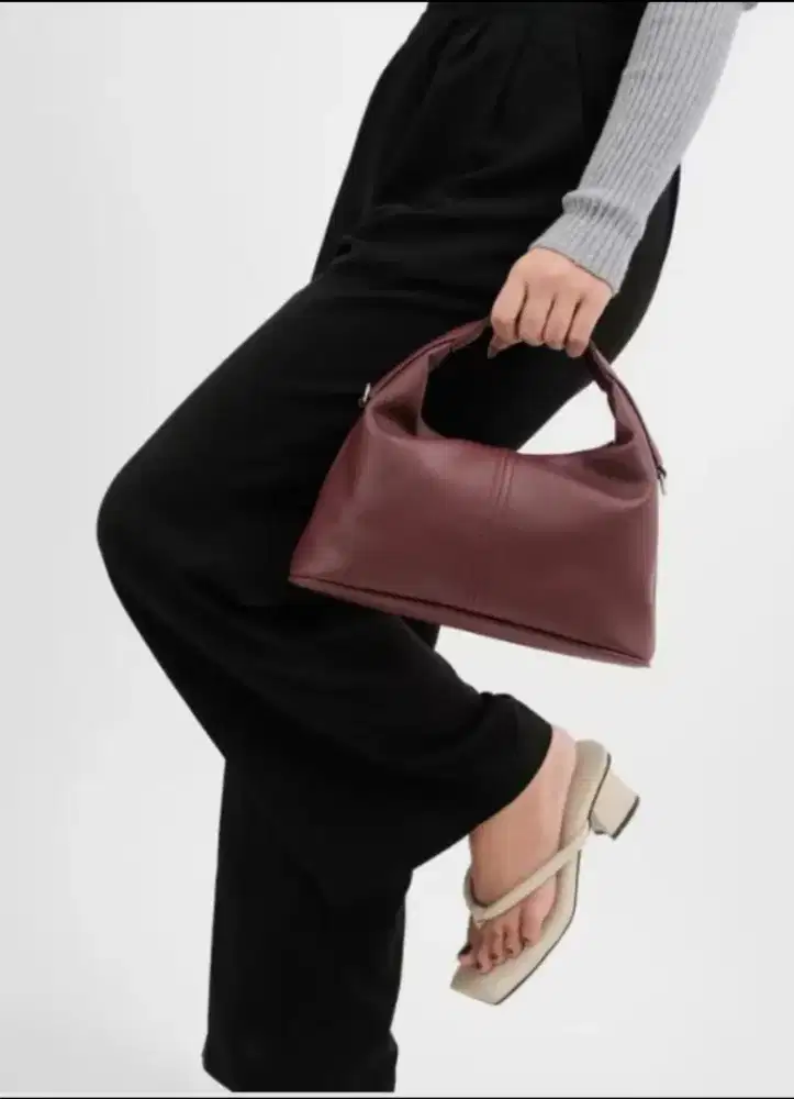 Tas burgundy  Baru pakai 1 x, kondisi seperti baru banget